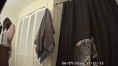 Cute Girl Masturbates After Getting Out of the Shower