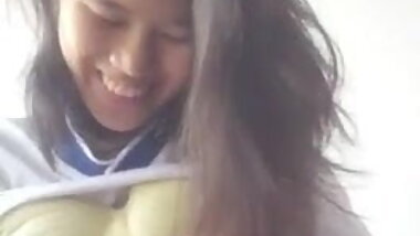 Amateur SG giving handjob