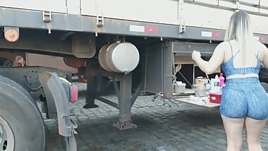 Shortinho Curto e Apertado Mostrando bem o Bundao Delicioso