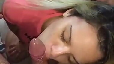 Novinha mamando na festa