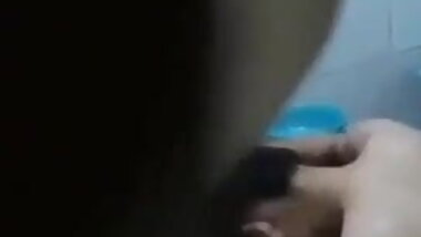 Ngintip sepupu mandi dari lobang