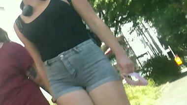 Heisses Girl in Hotpants Jeans