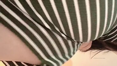 Hermosa chica con tatuajes muestra su cuerpo