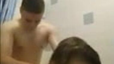 Junge Schlampe im Bad durchgefickt