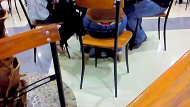 Nena con la Tanga de fuera