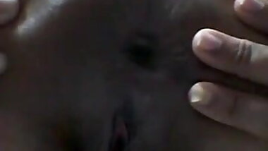 Carlinha mostrando o cuzinho arrombado