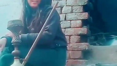 Desi hukkha smoking girl