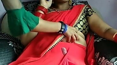 Indian lesbian girl groping her mom&lsquo;s hips