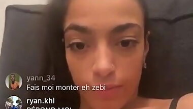 Beurette montre ses seins sur periscope