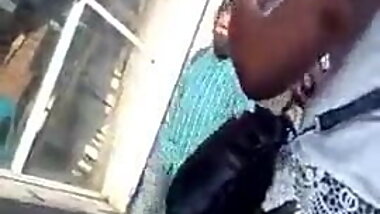 Espiando como se le marca su calzoncito en la calle