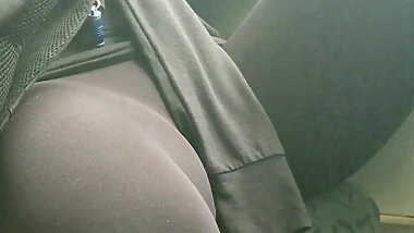 Junges Girl spreitzt ihre Beine in Leggings