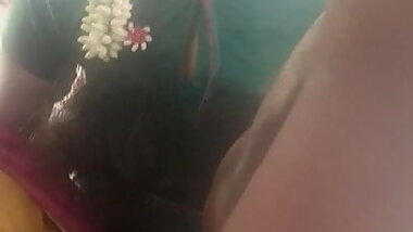 Tamil hot girl wearing unzipped chudi at backside in bus