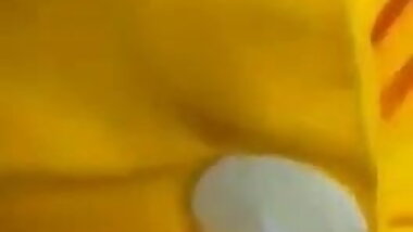 Awek tudung baju kuning