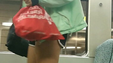 Junges Girl zeigt Arsch in knappen Shorts