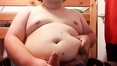 Gordinho batendo punheta