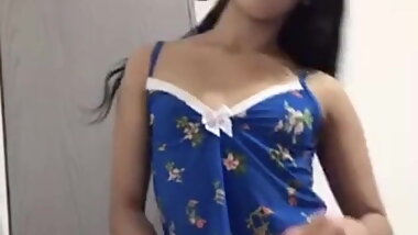 Novinha de pijama na webcam, pagando peitinho (tits)