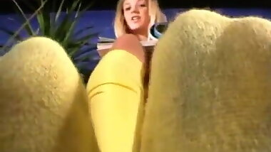 Antje mit gelben Kniestruempfen und Barfuss in Dein Gesicht