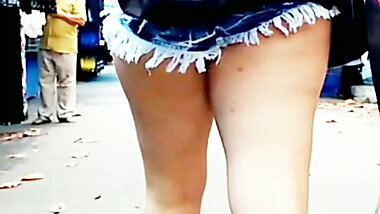 Atras da loirinha de shortinho Nice blonde teen in shorts