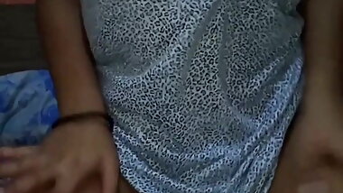 Novinha exibindo seios perfeitos