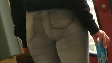 Junges Girl mit Hammer Geilen Arsch in der Jeans