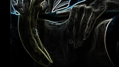 Pige leger med en banan.