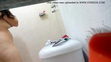 Espia a prima antes de banarse