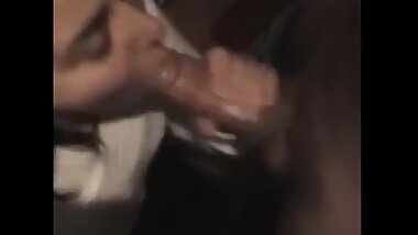 Puttana succhia due cazzi